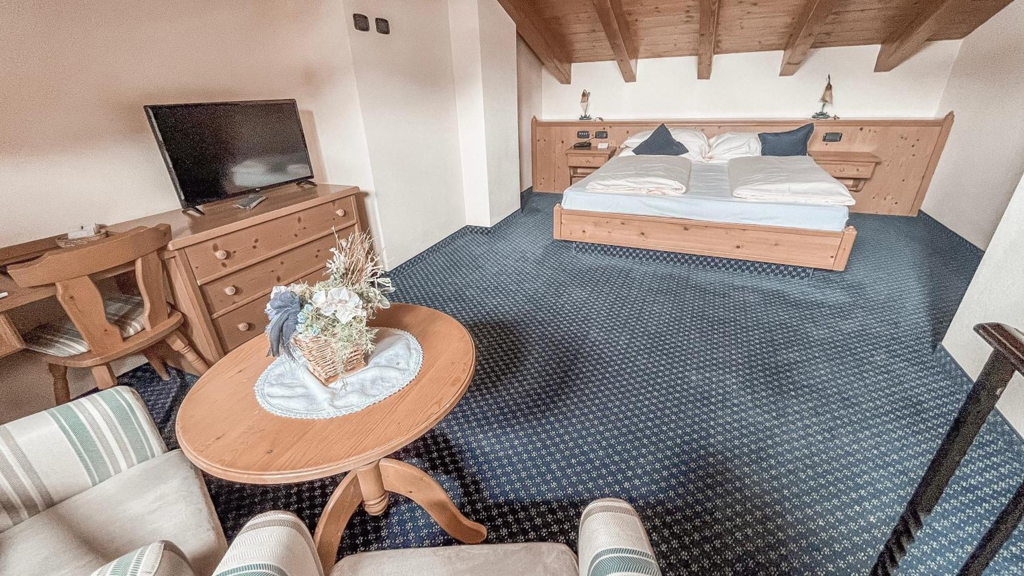 Hotel Flora リヴィーニョ エクステリア 写真